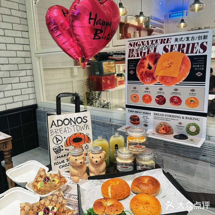 这是。。。。阿哆诺斯吗？？面包脑袋快冲！