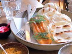 烟熏三文鱼配烤饺子皮和芥末籽酱-BOR Eatery(安福路店)