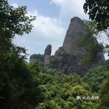 要靠手腳攀爬才能走上去。走走停停，輾轉來到細米寨