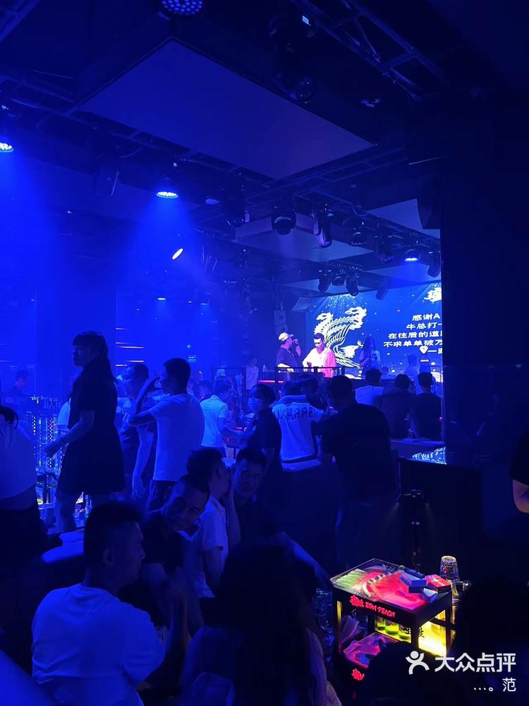 还有dj打碟的现场很嗨,下次还会去#酒吧 edm starry星空酒吧 澄迈