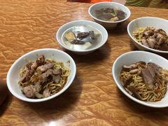 -松树干拌面店