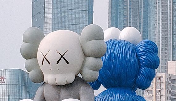 长沙ifs国金中心,最高层的这个kaws,相当有排面,两个大公仔,一灰一蓝
