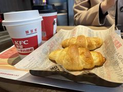 现烤法式可颂配拿铁-肯德基(丽水万地店)