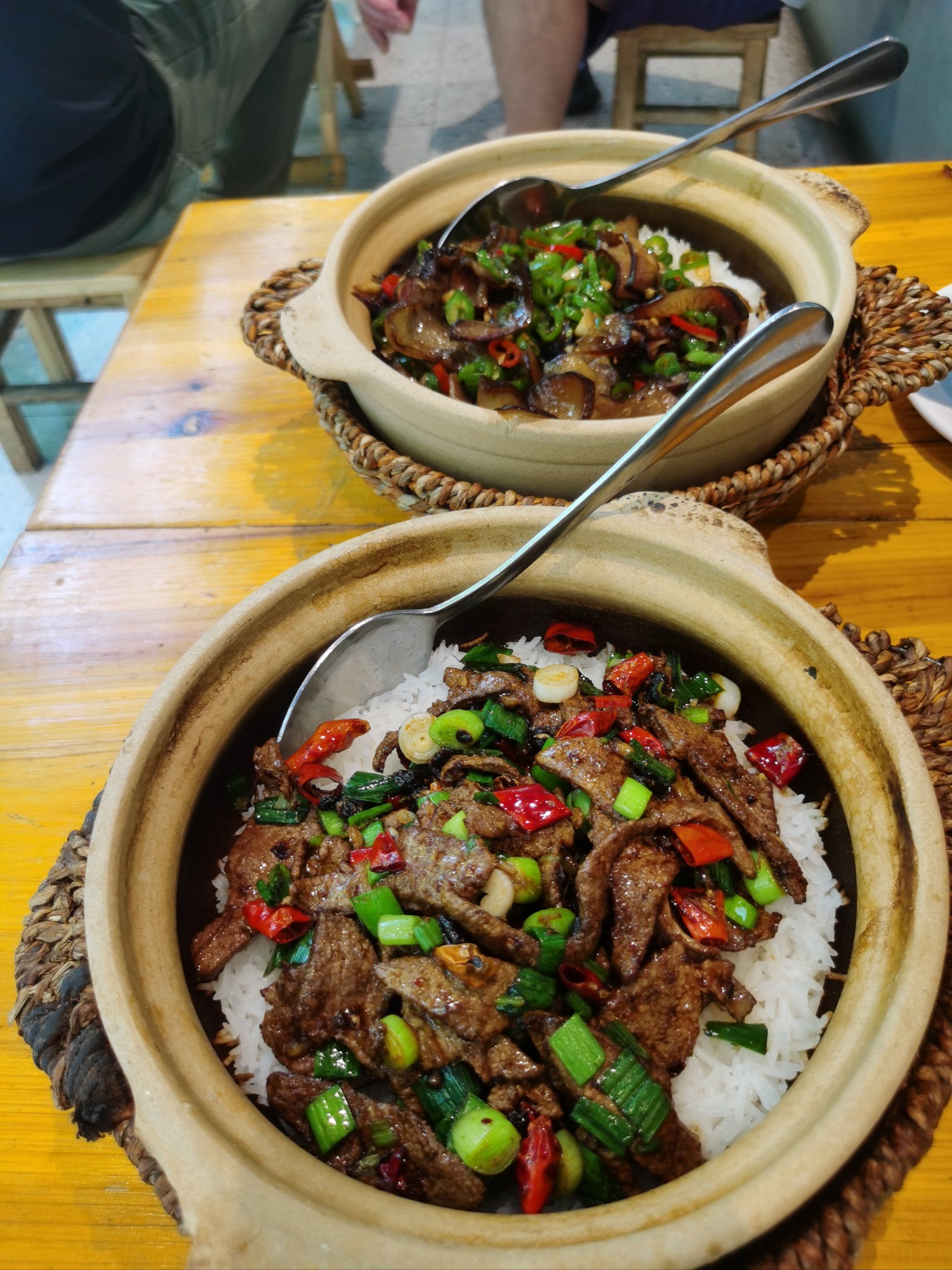 n近期很喜欢明气煲仔饭家的【老干妈炒猪肝】
一如既往的好吃