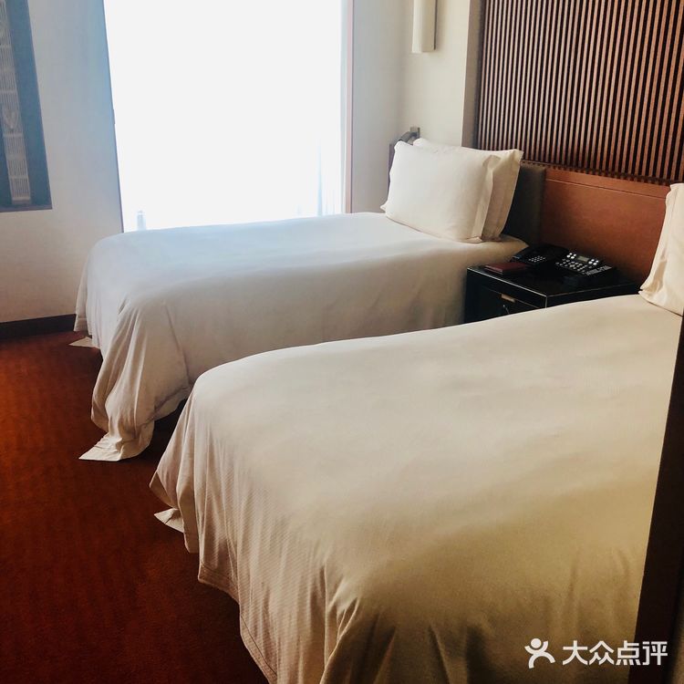 酒店地理位置非常优越，门前两条地铁线路，步行距离三分