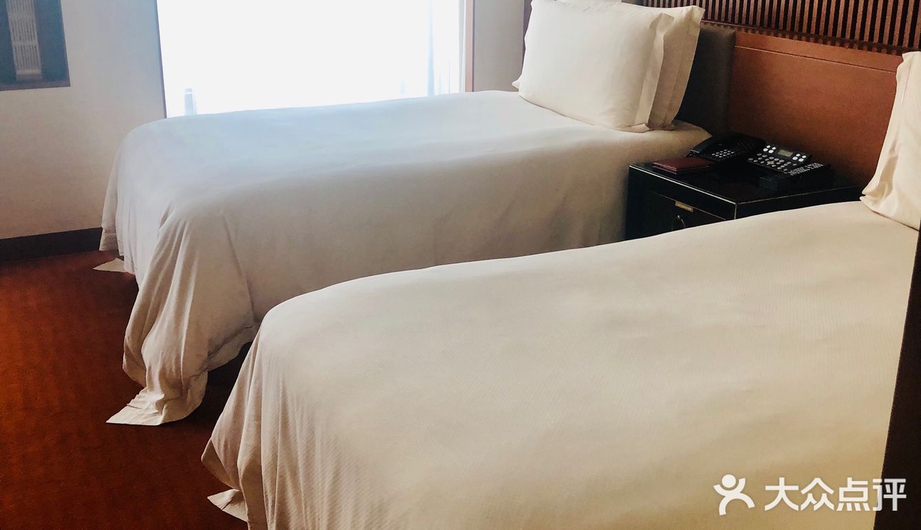 酒店地理位置非常优越，门前两条地铁线路，步行距离三分