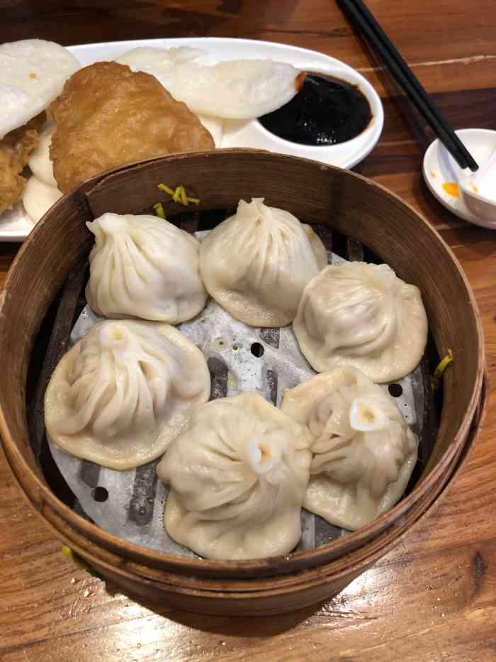 富麦小笼(天山西路店)-"接小朋友下课顺便去吃富春小笼.我家小朋友.