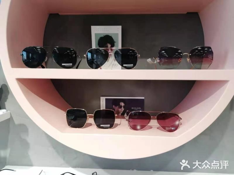 刚好他前两天来这里买了个太阳镜，问我要不要也买一个