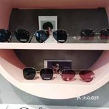 刚好他前两天来这里买了个太阳镜，问我要不要也买一个