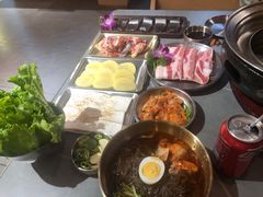 -围炉肉舍•炭烤活鳗•丹东海鲜烤肉(步行街店)