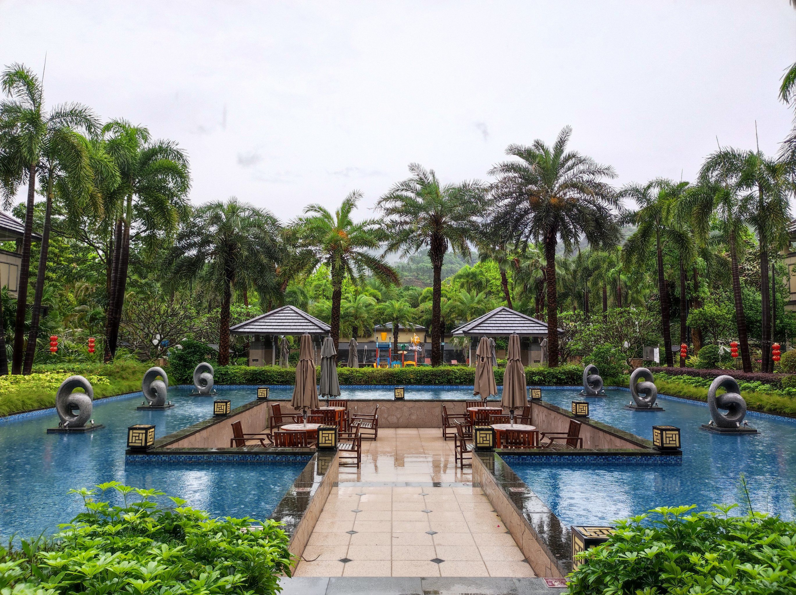 暴雨下的卓思道温泉,就只能在屋檐下看风景