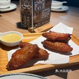 是一个适合年轻人的店。跟女朋友来吃饭很适合打卡留念奥