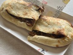 肥肠火烧-宝光熏肉鞋底火烧(新街口店)