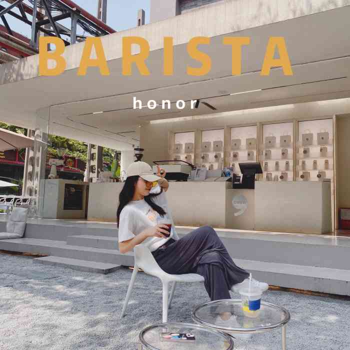 comma coffee(东郊记忆店)-"很好找 西大门水池旁边 白白一大片很明显