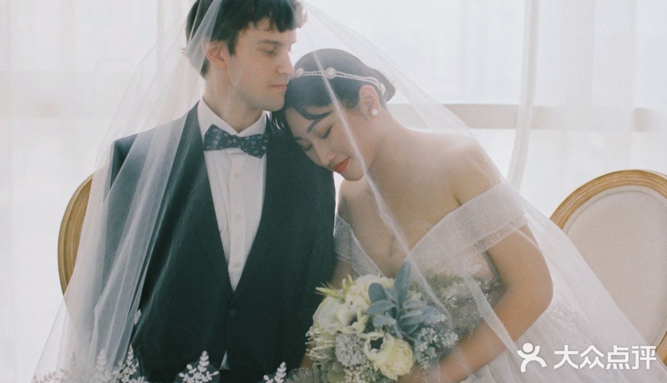 摄影师为了拍完这对客人，已经用光了她所有会的英语