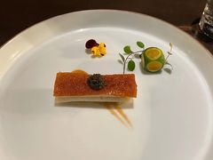 鱼子酱配脆皮烤乳猪-广州文华东方酒店·江-由辉师傅主理