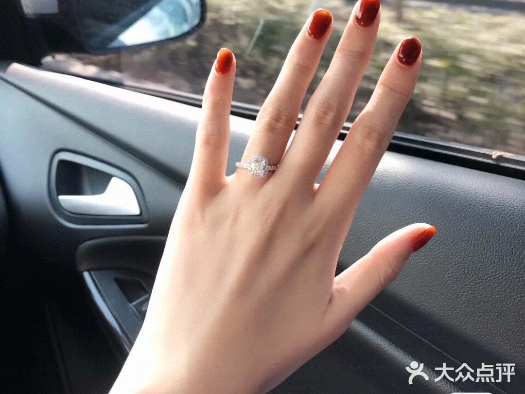 垫型围镶💍 简单经典 温柔高级💰1ct可💱圆钻70分
