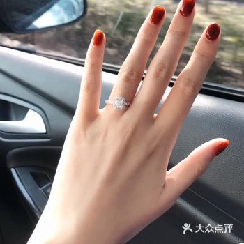 垫型围镶 简单经典 温柔高级1ct可圆钻70分