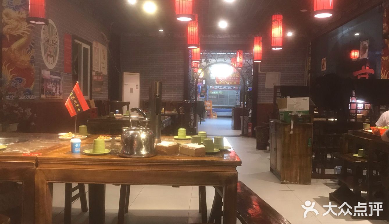 环境： 他们店是在一条河边上的，店内有点点老北京的味