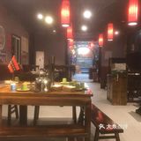 环境： 他们店是在一条河边上的，店内有点点老北京的味