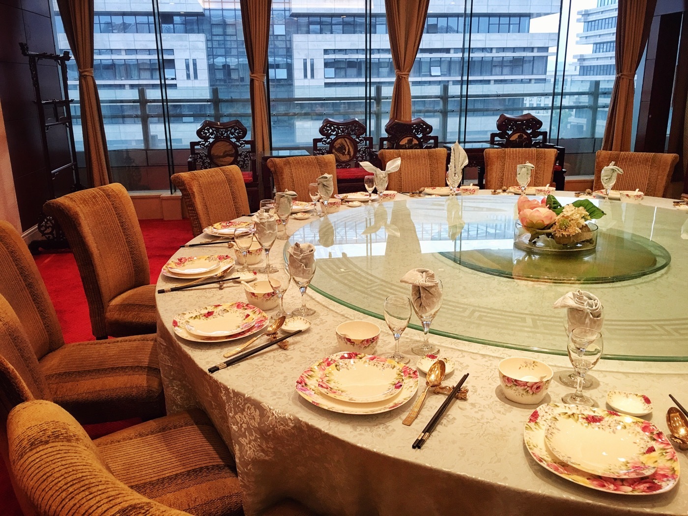 来花中城宴会厅聚餐了无数次. 家里结