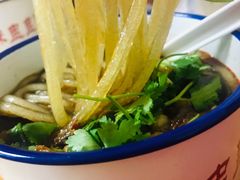 特色红烧牛肉酸辣粉-胖胖板凳面