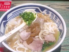 -鑫花溪牛肉米粉(东环大润发店)