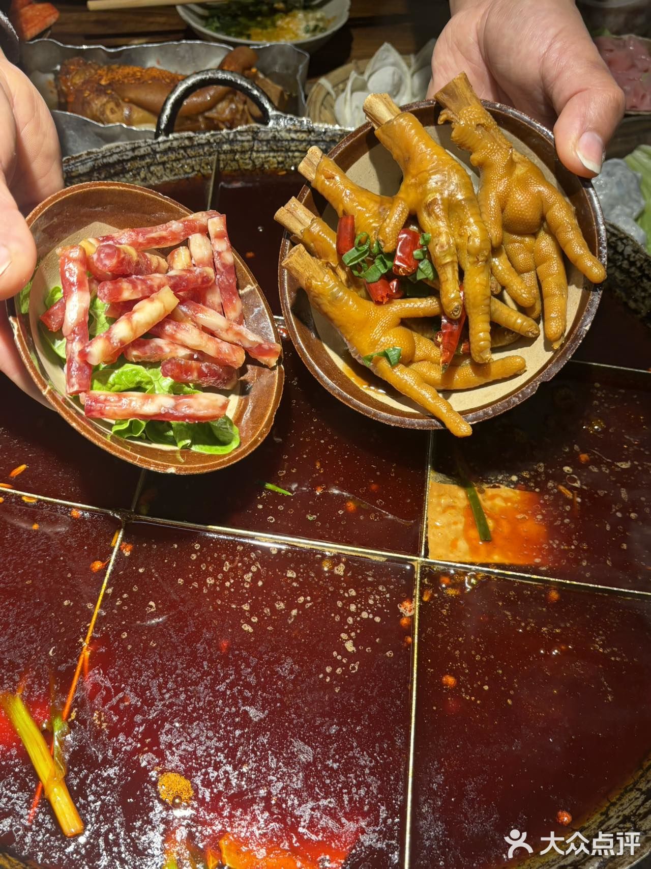 在洪崖洞附近能找到这么牛的巷子火锅！