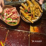 在洪崖洞附近能找到这么牛的巷子火锅！