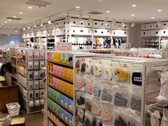 -名创优品(北京新中关购物中心地铁层店)