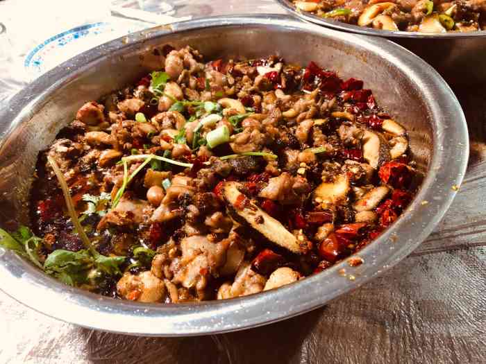 食神又名厕所兔-"这家兔子在自贡很有名,我们慕名前来拔草.