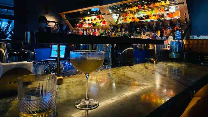 if lounge-"环境～温馨舒适的小清吧,远离了吵杂的迪吧.