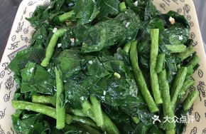 Stir-fried Garlic Shoots with Green Beans and Bean Leaves