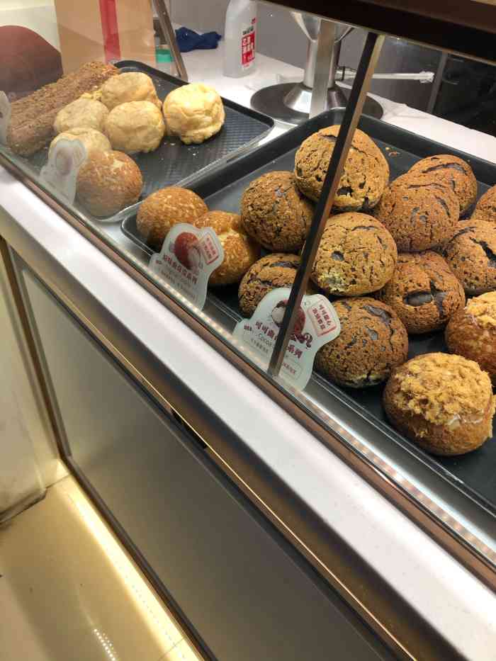 西树泡芙(红星爱琴海店)-"快过年前的爱琴海人流冷冷清清,店位于地下.