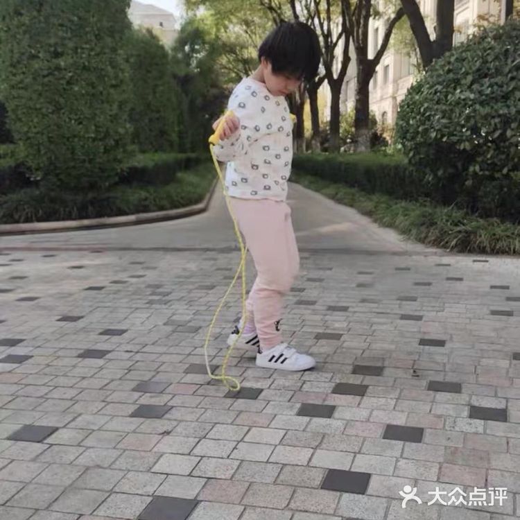 跳绳可以让小朋友变得更开朗。