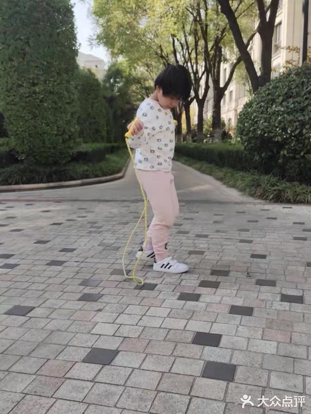 跳绳可以让小朋友变得更开朗。