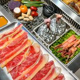 新开的烤肉店 他是懂女生心思的！