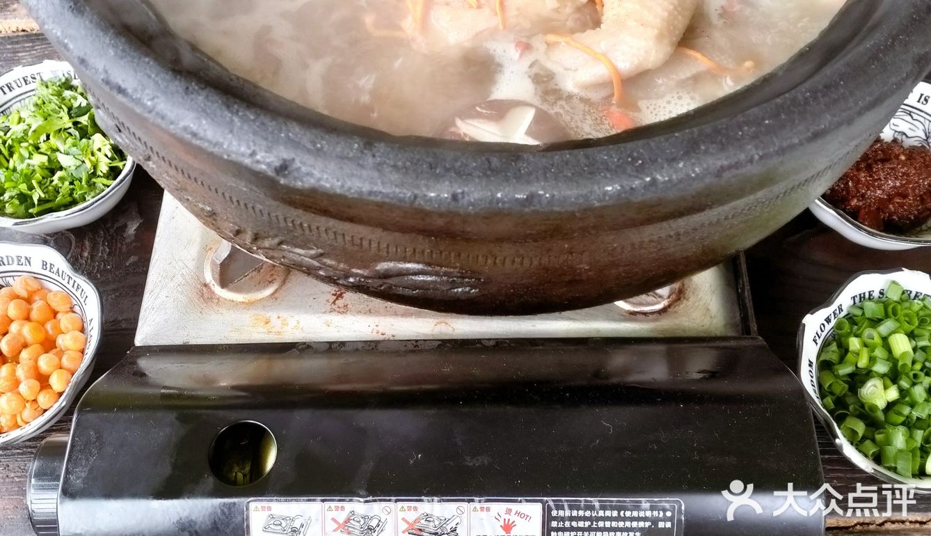 吸氧式干饭！古风庭院慢炖铁脚麻鸡香疯了