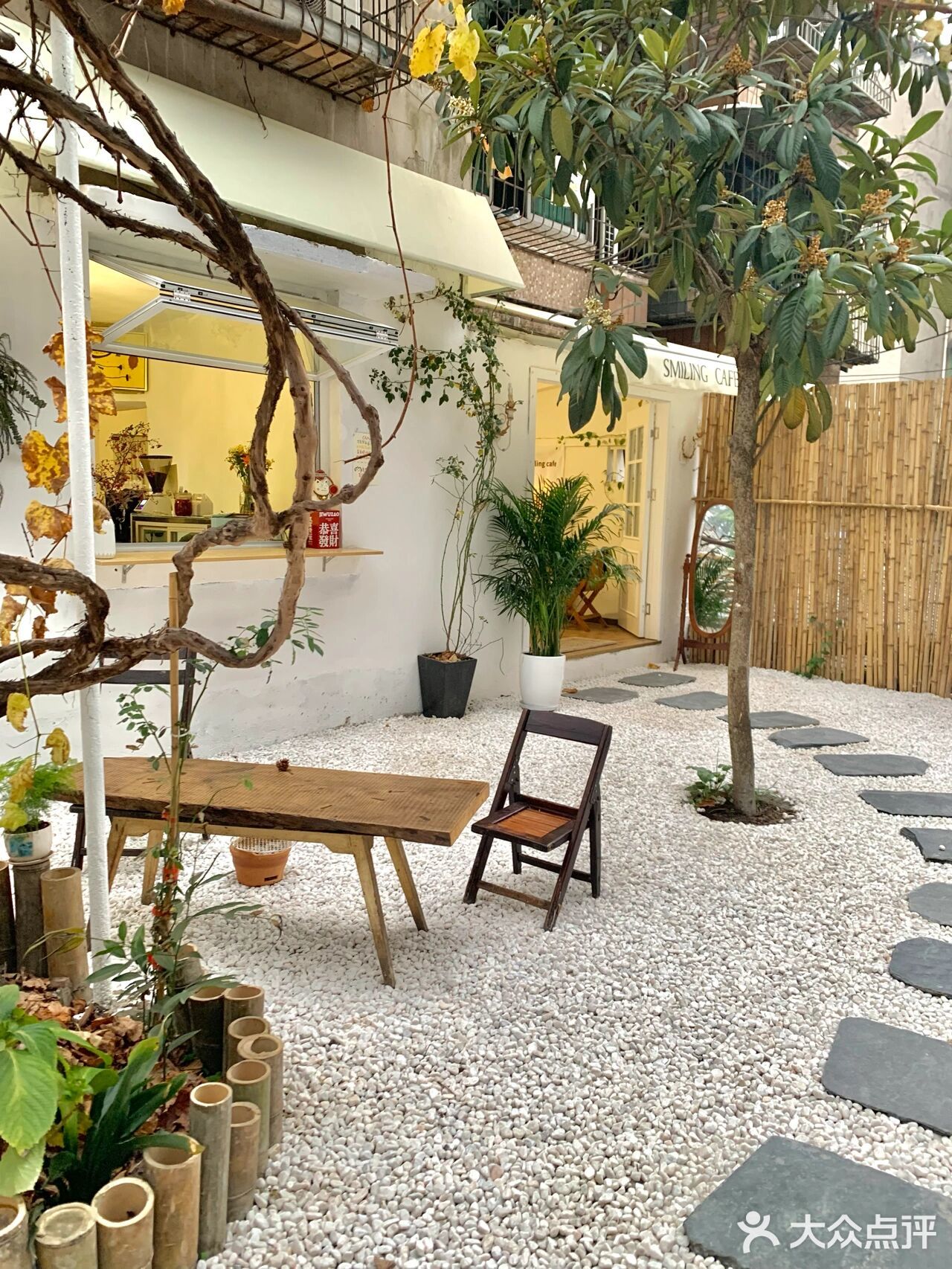 地面铺满了白色石子超级出片最喜欢的就是这个白色院子