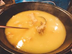 浓厚原只鸡煲花胶汤-鲜入围煮花胶鸡海鲜火锅