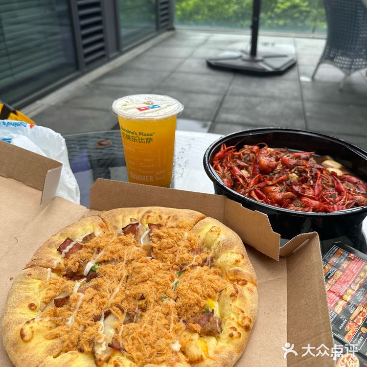 披萨陪小龙虾，美味加倍呀