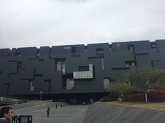 外部，这一块建筑很多，容易弄混，这就是庄严的博物馆外部。-广东省博物馆