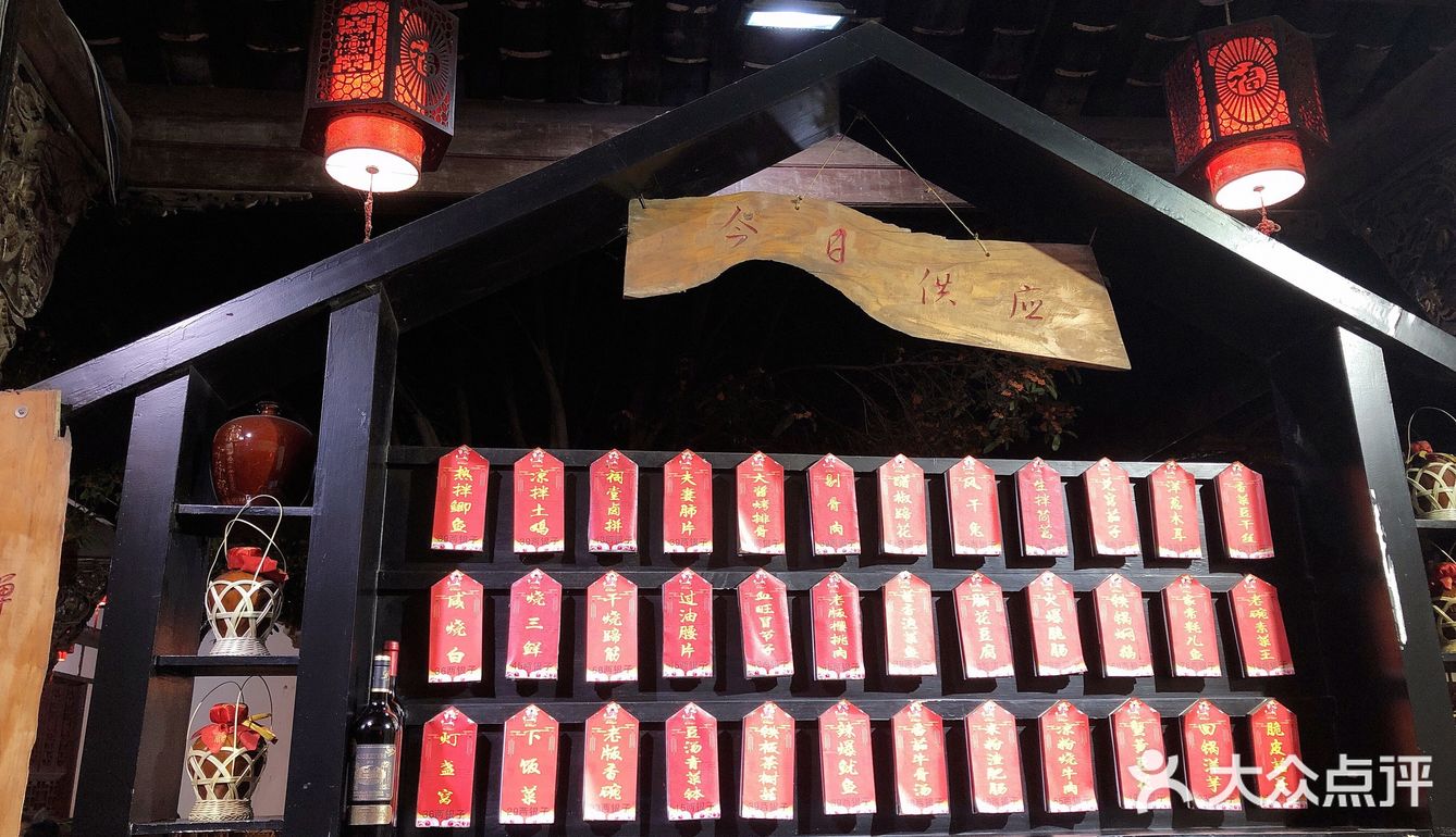 进门吧台就点菜，两个人点了3个菜，老板就很实诚地说