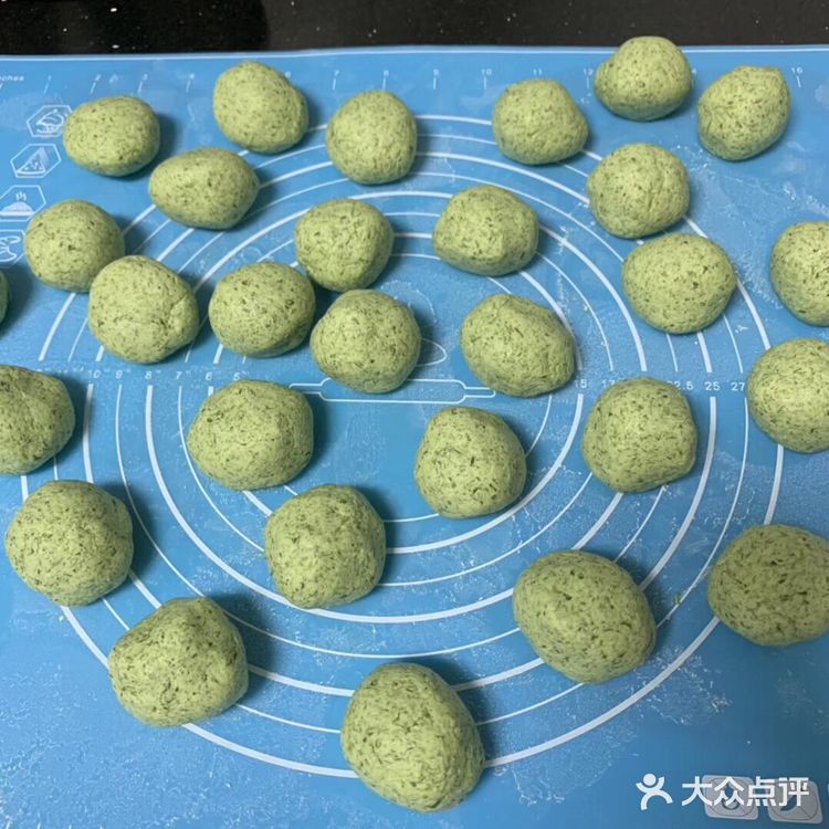 艾滋粑是传统的小吃，尤其广东客家人最喜欢做来吃！