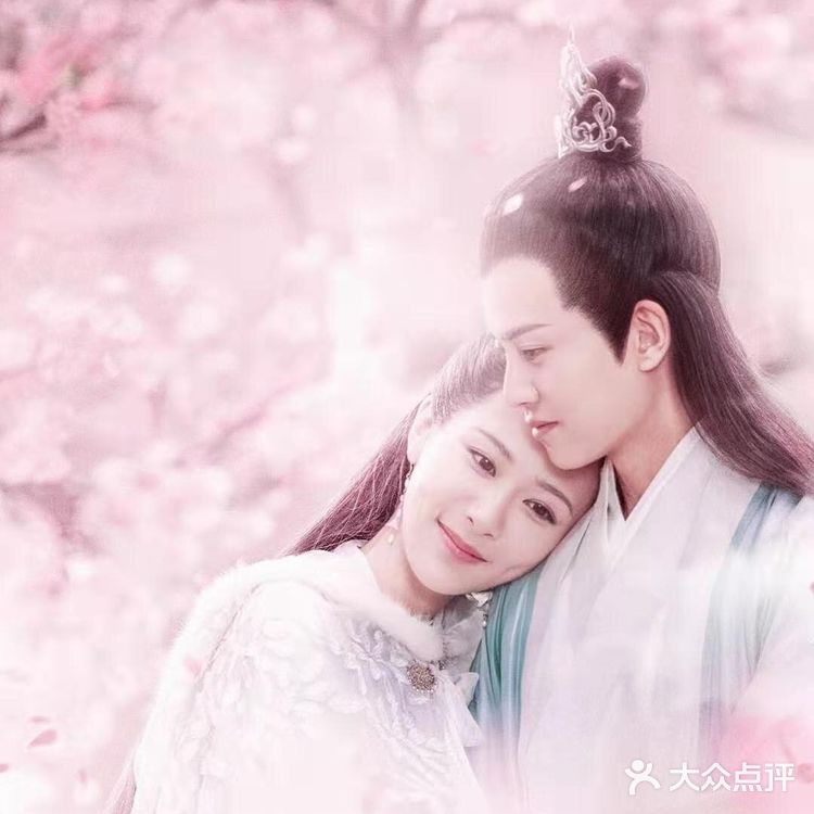 浪漫的雨中漫步，甜蜜的额头吻