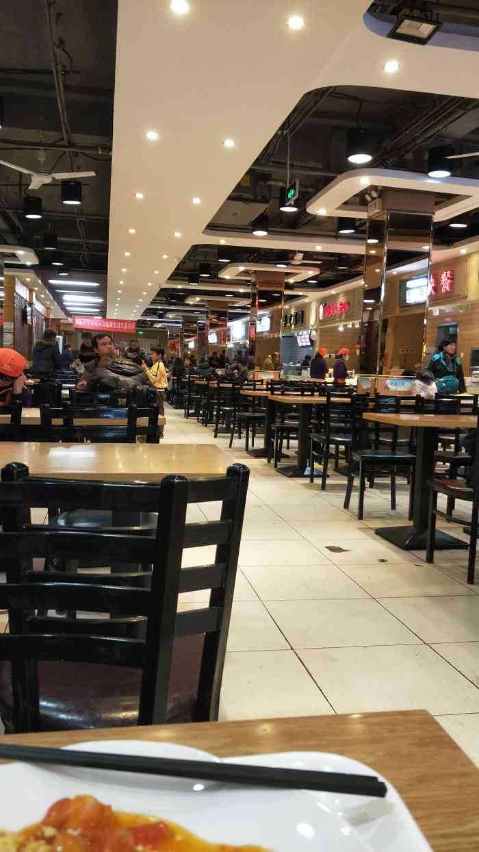 燕丰商场美食街-"中午来这里吃饭的.在燕丰商场的3层把着商.