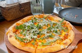 Italian Meat Sauce Beef Cubes Pizza