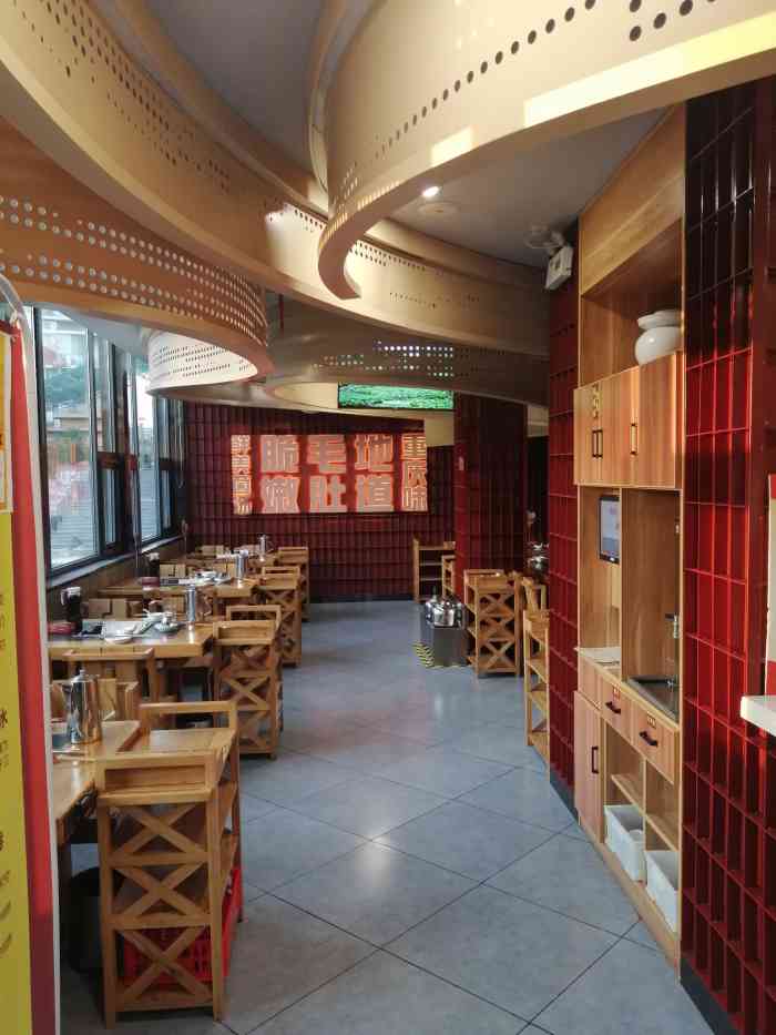 巴坊菌汤火锅-"服务热情,物美价廉～羊肉两盘牛肉两盘,含.