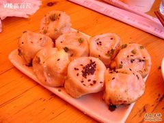 生煎，黑芝麻的是蟹黄的，白芝麻的是鲜肉的-咬不得高祖生煎·简餐(高银街店)