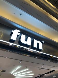 fun男士品牌服饰服装专卖店,里面的衣服设计都很潮很时尚又休闲,花花